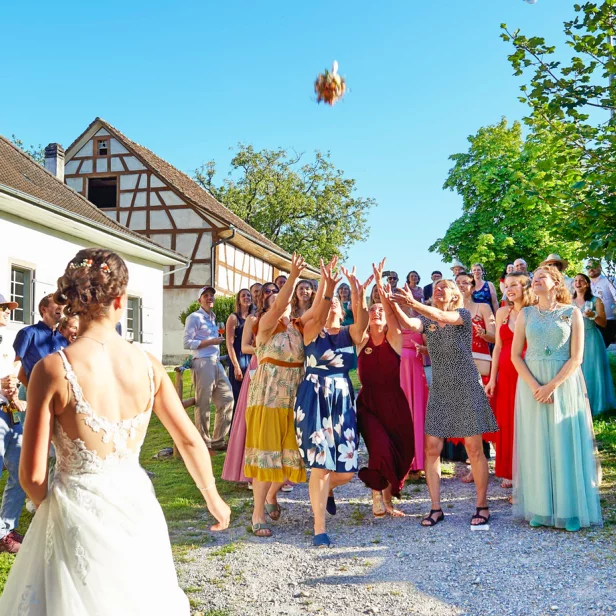 Brautstrauss werfen ist eine schöne Tradition