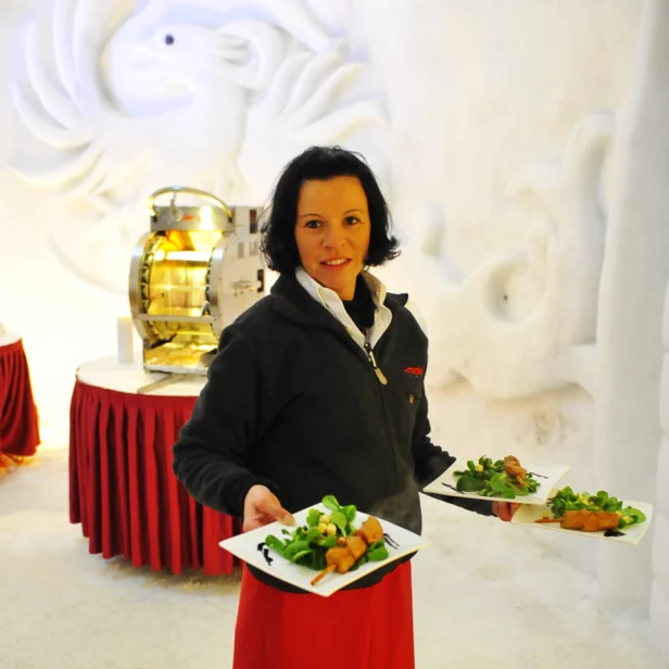 Partyservice serviert Weihnachtsmenu im Iglu 