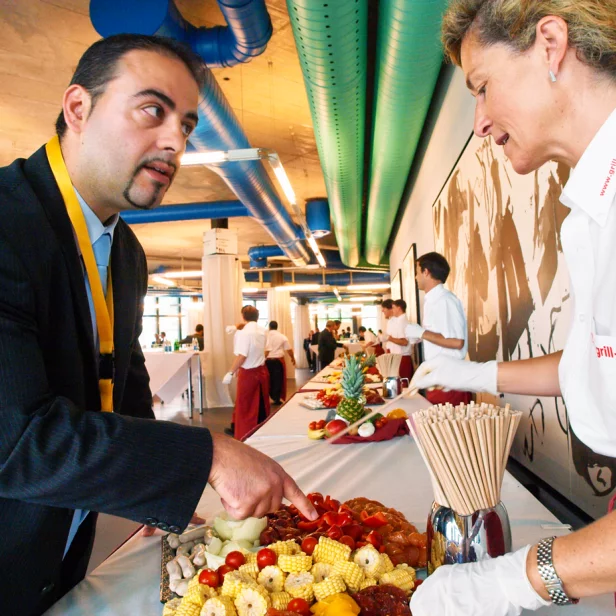 Gast wählt am Cateringbuffet